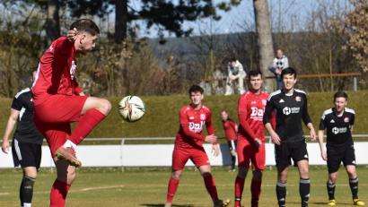 Bild: ham
Tarkan Özdemir (links) vom TV Nabburg vergibt in dieser Szene eine Chance. Der TV spielte gegen den SC Katzdorf 0:0.
