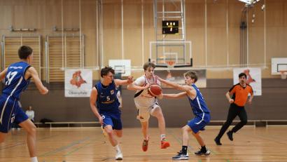 Bild: Dieter Jäschke
Justus Reintjes (Mitte) und die Oberpfälzer Basketballer setzten sich gegen Weiterstadt durch.