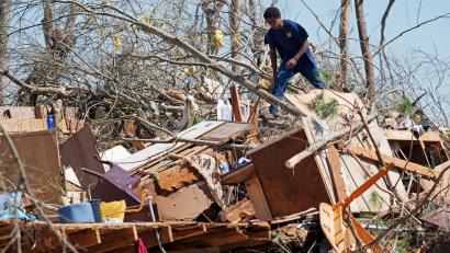 Bild: Rogelio V. Solis/AP/dpa
Bei den Tornados wurden - wie hier in Mississippi - Häuser komplett zerlegt.