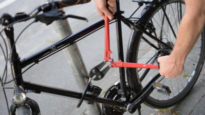 Symbolbild: Andreas Gebert
Obwohl es mit einem Fahrradschloss gesichert war, wurde ein Bike am Marktredwitzer Bahnhof gestohlen.