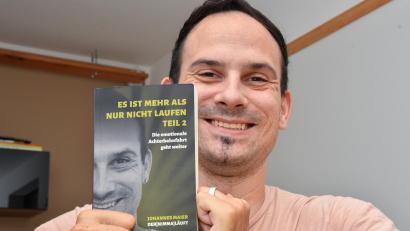 Archivbild: Petra Hartl
Johannes Maier präsentiert den zweiten Teil von seinem Buch "Es ist mehr als nur nicht Laufen".