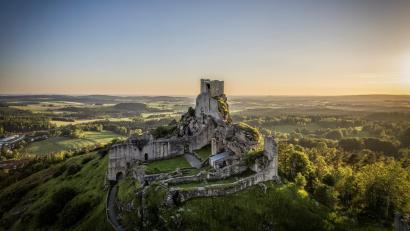 Bild: Thomas Kujat/exb
Die Burgruine Flossenbürg ist das Wahrzeichen des Naturparks Nördlicher Oberpfälzer Wald.