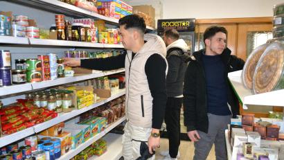 Bild: tss
Drei junge syrische Männer beim Einkaufen im "Al Abbas": Aktuell überwiegt die arabische Kundschaft.