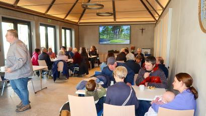 Bild: bsc
Groß war das Interesse beim Tag der offenen Tür im neuen Rathaus. Im Sitzungssaal gab es eine ausführliche Film- und Bilderpräsentation.