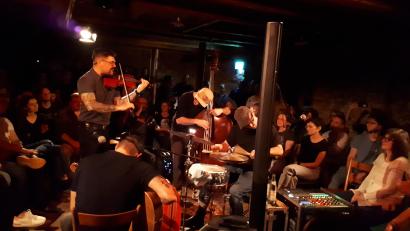 Bild: prh
Auf Tuchfühlung mit dem Publikum gehen die bayerischen Gipsy-Könige "Django 3000" bei ihrem Unplugged-Konzert auf dem Schafferhof.