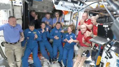 Bild: Uncredited/NASA/dpa
Das Standbild aus einem Video der Nasa zeigt, wie sich die Astronauten begrüßen.
