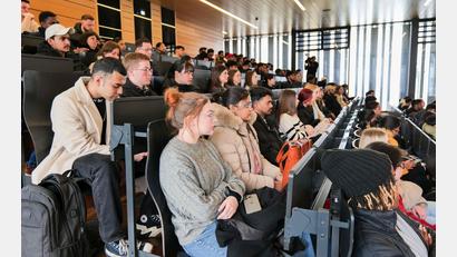 Bild: Katrin Hirmer/ OTH Amberg-Weiden
Der große Vorlesungssaal am Campus der OTH in Weiden ist voll, als die Erstsemester an der Hochschule willkommen geheißen werden.