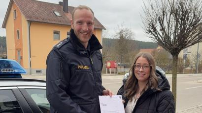 Bild: PI Nabburg/exb
Polizeihauptkommissar Alexander Reichsthaler, Dienststellenleiter der Polizeiinspektion Nabburg, dankte der aufmerksamen Zeugin.
