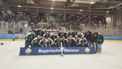 Bild: Verein/EHC Mitterteich
Die Bezirksliga-Meister des EHC Mitterteich bejubeln den Aufstieg in die Eishockey-Landesliga.