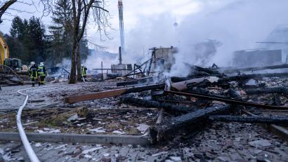 Bild: Pia Bayer
Verkohlte Holzbalken liegen am Boden und Rauch steigt auf, während im Hintergrund der Turm einer Attraktion im Freizeit-Land Geiselwind zu erkennen ist. Im Freizeit-Land Geiselwind ist ein Feuer ausgebrochen.