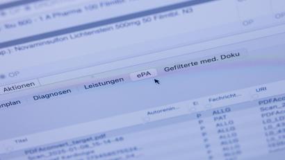 Symbolbild: Rolf Vennenbernd/dpa
Ein Reiter ePa mit einer Patientenakte ist auf dem Monitor eines Arztes bei einer Demonstration der elektronischen Patientenakte "ePA" zu sehen.