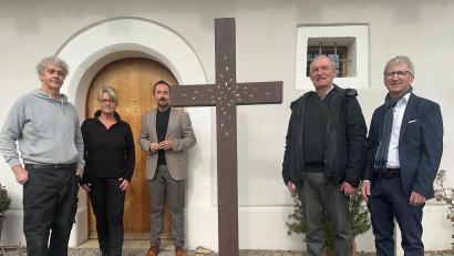 Bild: hdk
Präsentieren das neue Gipfelkreuz für den Monte Kaolino (von links): das Künstler-Ehepaar Robert Diem und Gina Uber, die Pfarrer Stefan Fischer und Heinrich Arweck sowie Vorstand Klaus Wild von der Raiffeisenbank Hirschau.