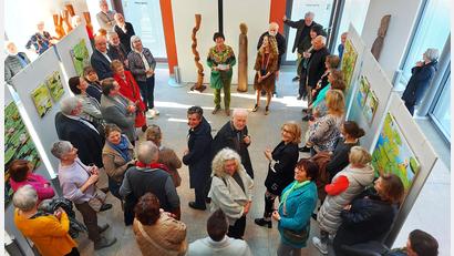 Bild: Georg Lang/exb
Zahlreiche Besucher lassen sich am Marktsonntag die Eröffnung der Kunstausstellung mit Blumengemälden und Holzskulpturen nicht entgehen.