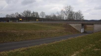 Bild: fz
Links am Bildrand ist die Bushaltestelle an der Staatsstraße Richtung Weiden zu sehen. Der Weg durch die Unterführung mit anschließender Treppe würde eine Umweg von 100 Meter bedeuten.