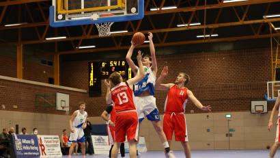 Archivbild: Dieter Jäschke
Die SEC Baskets Weiden verloren ihr Spiel bei CVJM Erlangen. Im Bild eine Szene aus dem Hinspiel mit dem Weidener Marc Deinlein (Mitte).