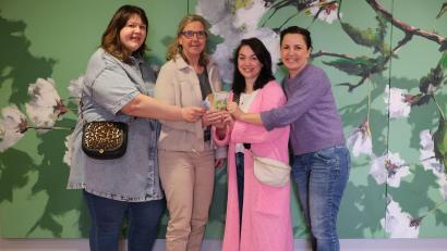 Bild: Klinikum/Dietl
Von links: Friseurmeisterin Martina Hecht; Christine Heimburger vom Kinderpalliativteam; Tamara Seidl und Christina Neiß vom Kinderpalliativteam.