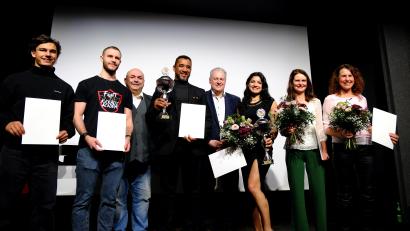 Bild: gsp
Die Sportler des Jahres im Landkreis Amberg-Sulzbach ehren BLSV-Kreisvorsitzender Thomas Gebele (Dritter von links) und Landrat Richard Reisinger (Vierter von rechts). Ausgezeichnet werden (von links): Tim Wild (3. Platz), Nick Kellermann (2. Platz), Toby Mihalik (1. Platz), Jenny Wurster (1. Platz), Silke Fersch (2. Platz) und Gabi Keck (3. Platz).