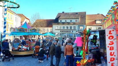 Bild: lg
Der sonnige Nachmittag regt zu einem Bummel auf dem Marktplatz an, wo auch die meisten Fieranten mit der Kauflaune der Besucher zufrieden waren.