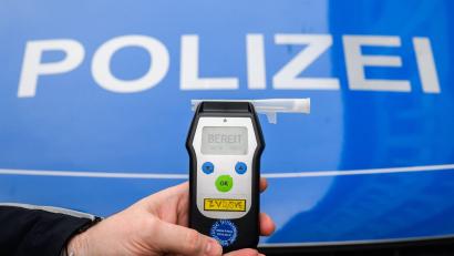 Bild: Julian Stratenschulte/dpa
Ein 24-Jähriger muss wegen Alkohol am Steuer seinen Führerschein für einen Monat abgeben.