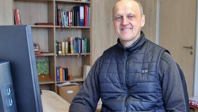Bild: Thomas Dobler 
Pfarrer Thomas Hösl, hier in seinem Büro, wechselt im Sommer von Schwarzenfeld in die Pfarrei Leuchtenberg.