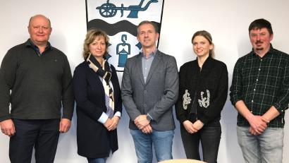 Bild: Hirsch
Der Gemeinderat Schwarzach hat sich personell neu aufgestellt. Das Bild zeigt von links den dritten Bürgermeister Joachim Schießl, zweite Bürgermeisterin Karin Scheuerer-Pamler, Bürgermeister Michael Wilfahrt und die Vertreter für die Verbandsversammlung, Franziska Danner und Andreas Süß.