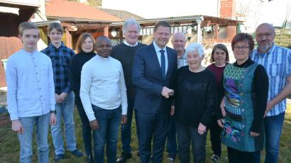 Bild: jr
Zum 90. Geburtstag von Dorothea Krämer (Vierte von rechts) gratulierten neben der Familie auch Bürgermeister Stefan Grillmeier (links neben ihr), Pfarrvikar Luke Eze (Vierter von links), Pfarrgemeinderätin Monika Bauernfeind (Dritte von links) und TuS-Präsident Anton Bauernfeind (Fünfter von links).