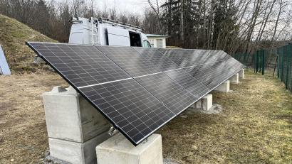 Bild: amö
Mit der neuen PV-Anlage vor dem Hochbehälter des Zweckverbandes in Pondorf sollen die laufenden Kosten gesenkt werden.