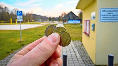 Bild: Florian Miedl/fph
Drei Euro werden für Erwachsene am Eingang des Marktredwitzer Freibads künftig fällig.