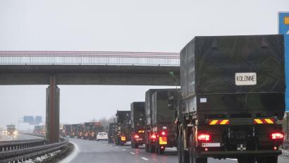 Symbolbild: Jane Schmidt/Bundeswehr
Am Mittwoch werden lange Militärkonvois für Verkehrsbehinderungen in Nordbayern sorgen. Welche Straßen genau betroffen sind, wurde allerdings nicht mitgeteilt.