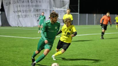 Archivbild: Dieter Jäschke
Für den Weidener Johannes Scherm (links, Szene aus dem Testspiel gegen den FC Amberg) von der DJK Gebenbach ist das Duell mit seinem Heimatverein SpVgg SV Weiden noch immer etwas ganz Besonderes.