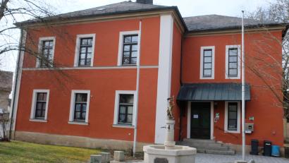 Bild: do
Beobachtet vom hl. Florian plant der Gemeinderat als Zwischenlösung für die angedachte Generalsanierung des Alten Schulhauses in Oberbibrach im Treppenhaus den Einbau eines Kurven-Treppenliftes. Eine Lösung, die mit Blick auf die Eingangsgtreppe eine Barrierefreiheit in den 1. Stock nur bedingt herstellt.