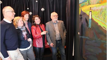 Bild: prh
Die beiden Künstler Stefan (links) und Manfred Ullrich (rechts) erklären Silke Winkler, Tanja Kippes und Dr. Sema Tasali-Stoll (von links) im Rahmen der Vernissage ihre ausgestellten Werke.