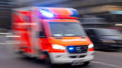 Symbolbild: Monika Skolimowska/dpa
Mit schweren Verletzungen musste ein Mechaniker ins Krankenhaus gebracht werden.
