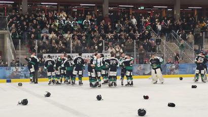 Bild: Verein/EHC Stiftland Mitterteich
Nach dem letzten Penalty gab es kein Halten mehr und die Spieler des EHC Stiftland Mitterteich entledigten sich ihrer Ausrüstung.