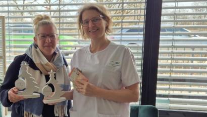 Bild: Friedrich Peterhans
Chefärztin Dr. Stephanie Kuchlbauer (rechts) freut sich über eine 2300-Euro-Spende für die Palliativstation am Klinikum Weiden von Katrin Sterl aus Plößberg.