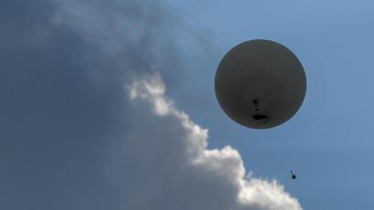 Symbolbild: Patrick Pleul/dpa
Ein vermeintlicher Paraglider-Absturz hält die Weidener Rettungskräfte auf Trab. Doch am Ende entpuppt sich der Notfall als abgestürzte Wettersonde.