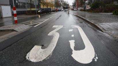 Archivbild: Gabi Schönberger
Vor dem Weidener Augustinus-Gymnasium gilt eine Beschränkung auf 30 Stundenkilometer. Mehr Spielraum für "Tempo 30" bekommt Weiden trotz einer Gesetzesnovelle aber nicht an die Hand.