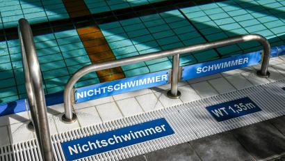 Symbolbild: Jens Kalaene/dpa
In der Oberpfalz sind nach einer Erhebung des Ministeriums aus dem Jahr 2022 55 von 94 öffentlichen Bädern sanierungsbedürftig.