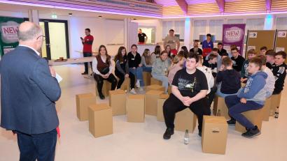 Bild: do
Auf großes Interesse stößt der NEW Real Talk in Speinshart. Im Gemeindezentrum beteiligen sich 26 junge Leute am "Zukunfts-Workshop". Nach der Begrüßung durch Bürgermeister Albert Nickl regiert die Jugend.