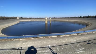 Bild: Josef Glas
Der Hochspeicher Rabenleite bei Großenschwand soll künftig 90.000 Kubikmeter mehr Wasser fassen können als bisher.