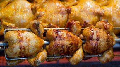 Symbolbild: Stefan Sauer/dpa
Ein gasbetriebener Hähnchengrill hat am Samstag in Schnaittenbach für Kohlenmonoxidvergiftungen bei 12 Personen gesorgt.