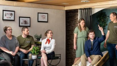 Bild: Philipp Forster
Beim Theaterstück der KLJB Schwarzenbach „Besser draußen als drinnen“ geht's turbulent zu.