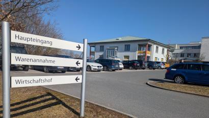 Bild: pz
Das Krankenhaus Kemnath soll im Verbund der Kliniken Nordoberpfalz AG weiterhin eine wichtige Säule bleiben. Für den Erhalt der bestehenden Strukturen gibt es einen jährlichen Sicherstellungszuschlag.