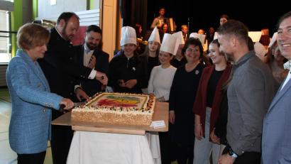 Bild: prh
Mathilde Eichhammer, Ministerialbeauftragte für Realschulen in der Oberpfalz, und Landrat Andreas Meier (von links) durften die Geburtstagstorte beim Festakt zum 75-jährigen Bestehen der Lobkowitz-Realschule anschneiden.