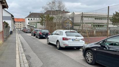 Bild: Petra Hartl
Im Viertel rund um das Gregor-Mendel-Gymnasium (rechts im Bild) und insbesondere in der Dientzenhoferstraße in Amberg ist das Parken umkämpft. Um den Verkehr für Radfahrer sicherer zu machen, wird die Straße zur Einbahnstraße, was auch Auswirkungen auf die Parkplätze hat.