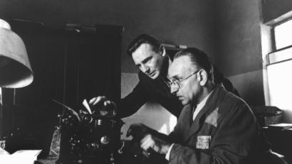 Bild: picture-alliance/ dpa | UIP
Der Film "Schindlers Liste" mit Liam Neeson als Oskar Schindler (links) und Ben Kingsley als Itzhak Stern (rechts) gilt mittlerweile als Klassiker und hat nichts von seiner Wucht und Eindringlichkeit verloren.
