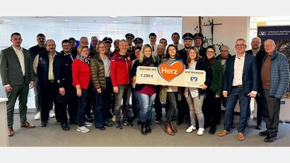 Bild: bankeigen/Volksbank Raiffeisenbank Nordoberpfalz eG
Geschäftsstellenleiter Peter Gmeiner (3. von rechts) und Berater Sandro Meyer (1. von links) mit den Vertretern der Vereine und Einrichtungen.