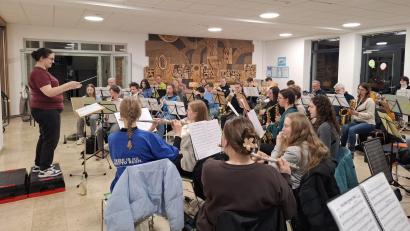 Bild: Ina Piehler
Helena Goldbach dirigiert das Orchester des Musikvereins Freudenberg.