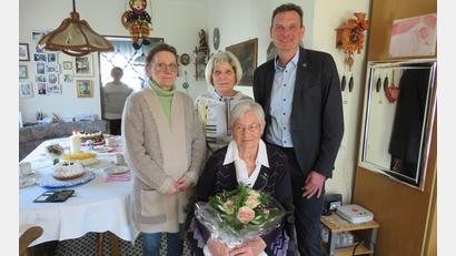 Bild: adj
Im Beisein ihrer beiden Töchter Theresia und Hildegard (stehend, von links) nahm Ermelinde Fröhlich (sitzend) die Glückwünsche zum 90. Geburtstag von Bürgermeister Ernst Schicketanz (rechts) entgegen.
