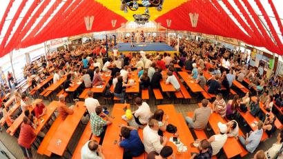 Archivbild: Hubert Ziegler
Beim Frühlingsfest gibt es wieder einen Boxkampf, aber das Bierzelt wird nach vier Tagen schon wieder abgebaut.